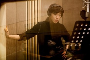 Jung Yong Hwa en su estudio