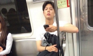 Park Bo Gum en metro