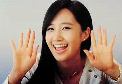 Yuri saludando