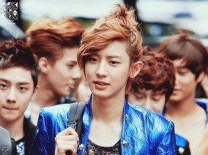 Chan yeol con pelo largo