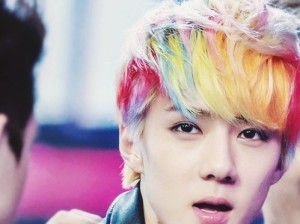 sehun con pelo arco de iris