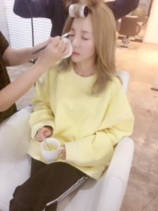 sandara park maquillándose