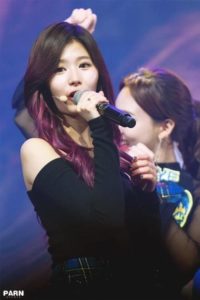 sana en el escenario