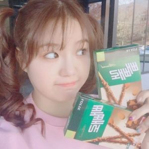 Cho Hye Jung eligiendo comida