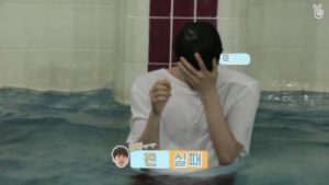 Jin de BTS en una piscina