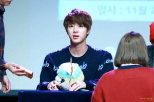 Jin en una rueda de prensa
