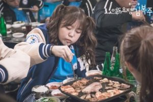 comiendo en un restaurante de barbacoa coreana