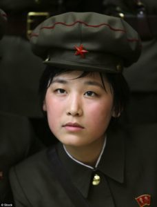 mujer soldado norcoreana