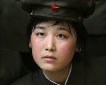 mujer soldado norcoreana